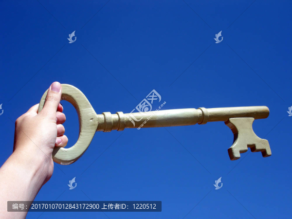 手拿鑰匙