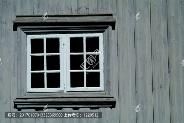 灰色墻上的窗戶