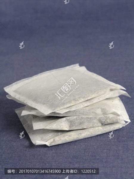 藍(lán)色背景上的茶袋