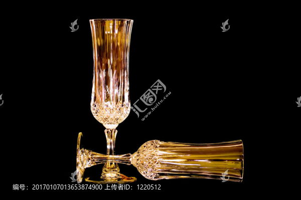 黑天鵝絨上的金色水晶