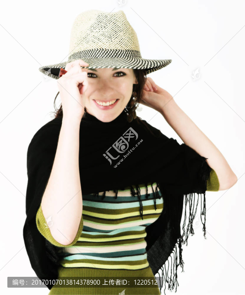 戴在帽子里的年輕女人