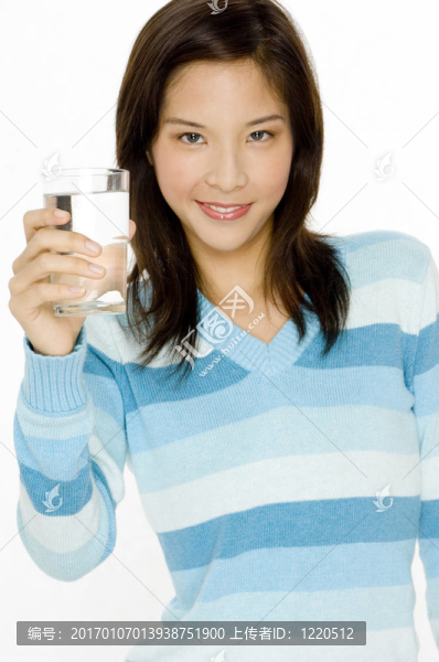 女孩與水