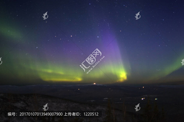 紫黃綠色的北極光在山地形litted月光星空。四月2006；費(fèi)爾班克斯市附近；AK。