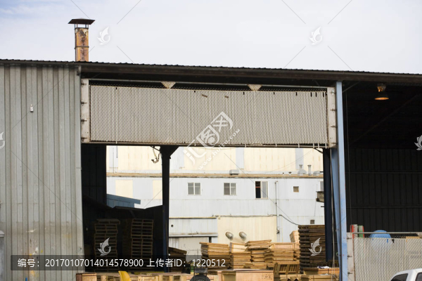 一個(gè)工業(yè)金屬建筑的照片
