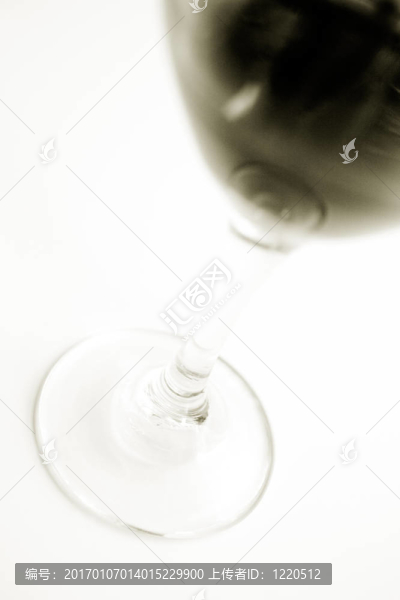 白色背景上一杯紅葡萄酒的照片