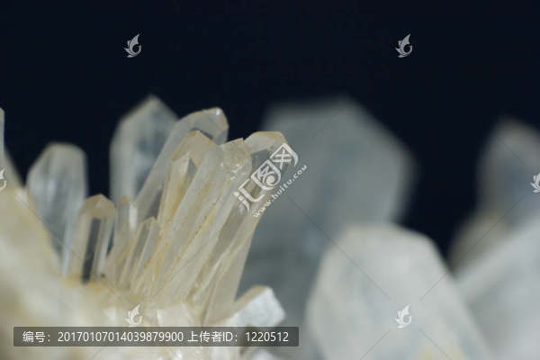 石英晶體；1:1的微距