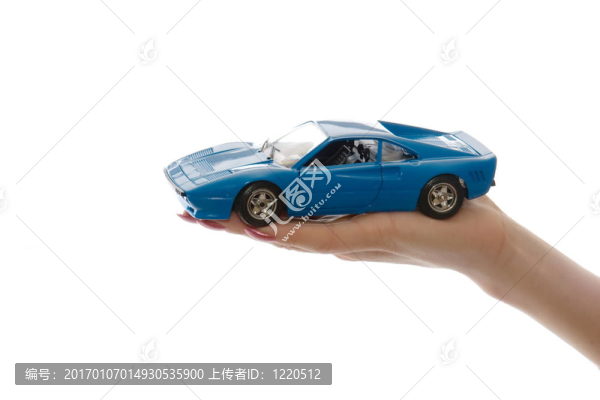 手掌上的汽車玩具