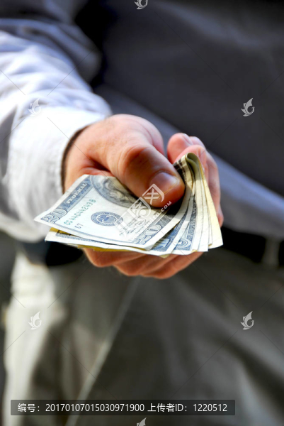 一方面提供資金