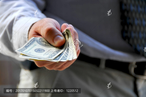 一方面提供資金