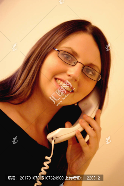 女孩在電話里微笑