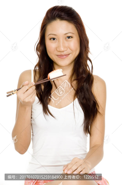 亞洲女孩吃壽司