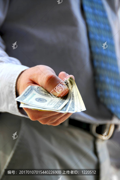一方面提供資金
