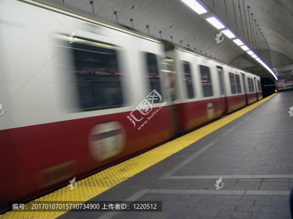 運動中的地鐵列車