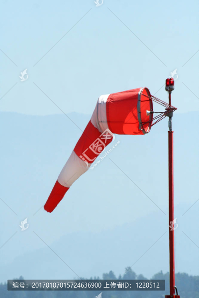 紅白色的風(fēng)向袋在機(jī)場(chǎng)