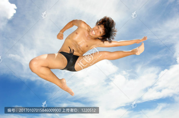 雜技演員在熱帶海灘。