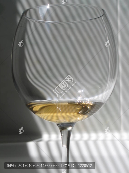 酒杯上的影子