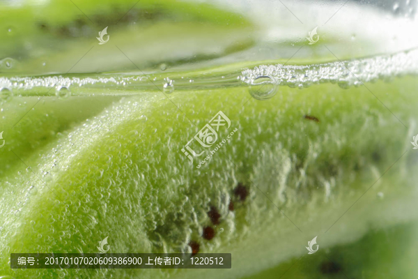 一片帶有氣泡的獼猴桃