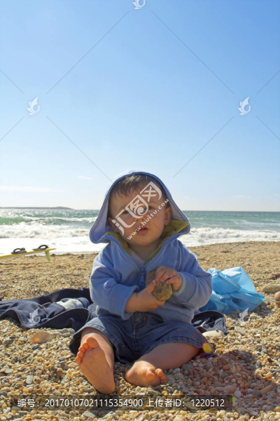 在海灘上的嬰兒