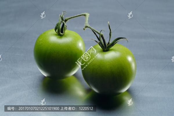兩個(gè)綠色的西紅柿