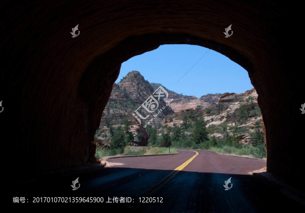 隧道盡頭的光