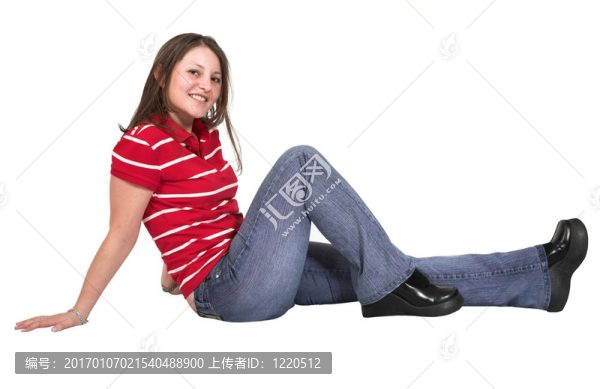 女孩在地板上微笑