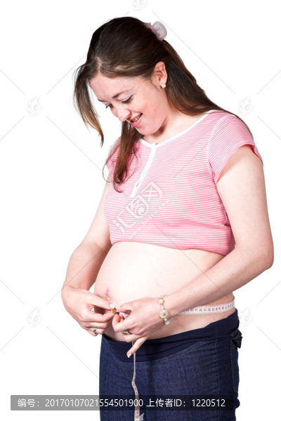 孕婦測量她的肚子