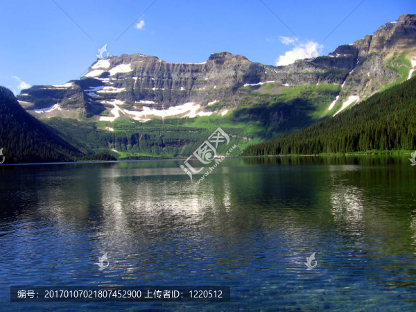山上的湖