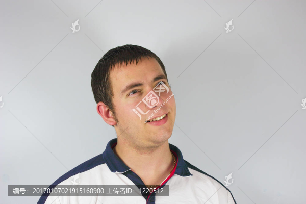 困惑的年輕英俊的男人