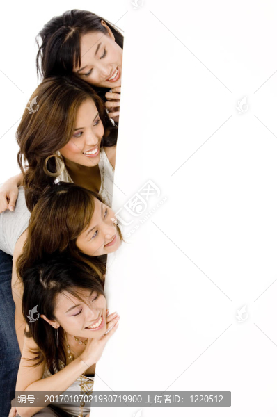 四個女孩和標(biāo)志