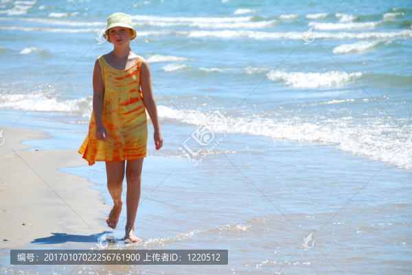 女孩走的海灘