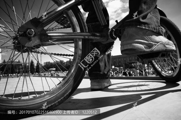 極端的小輪車(chē)（重點(diǎn)在鞋上）