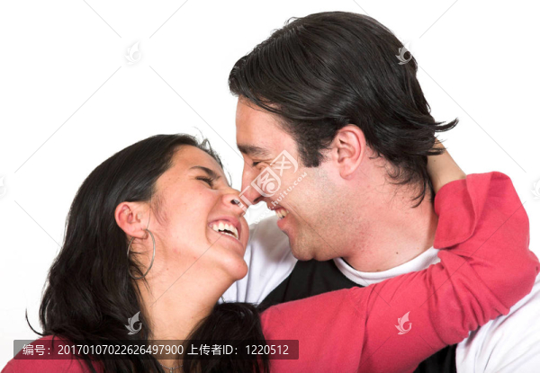 美麗的夫婦互相笑著