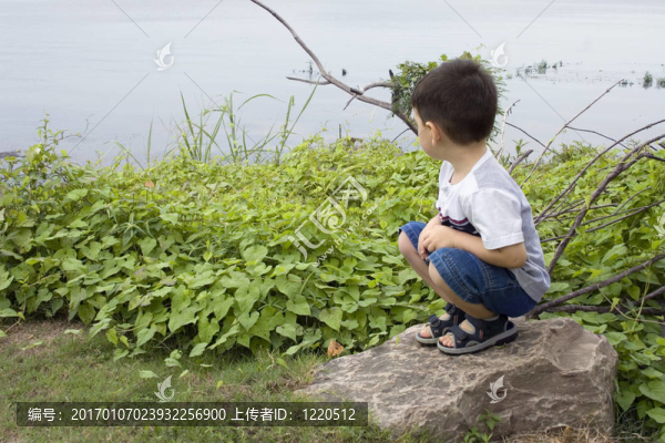 在湖心島的男孩