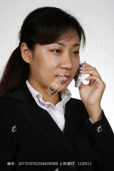 亞洲女孩在電話里