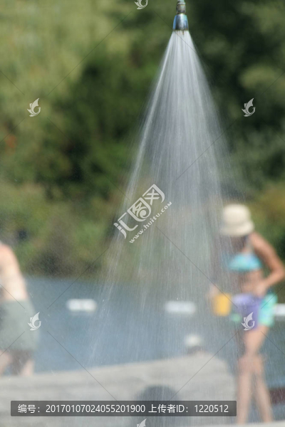在炎熱的夏天的水噴霧