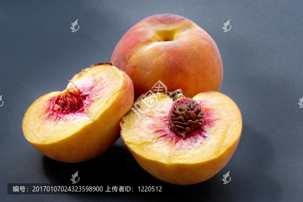 成熟多汁的肉質(zhì)桃