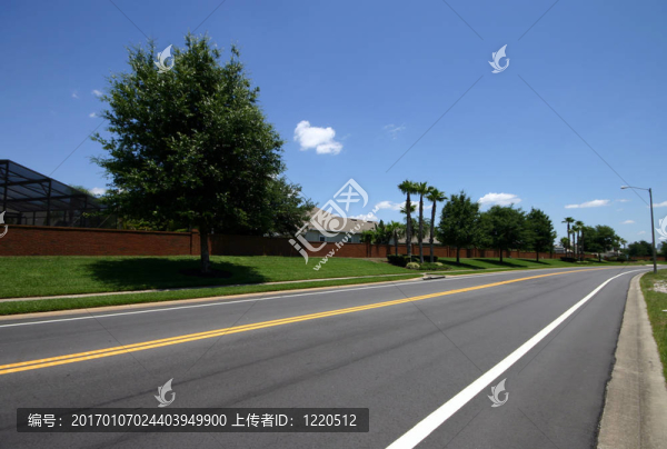 在小區(qū)附近的道路