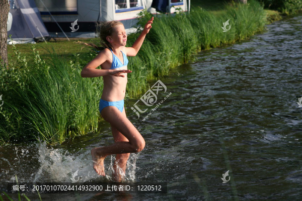 在湖