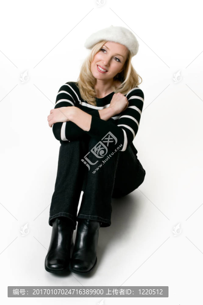坐在牛仔褲上的休閑女性