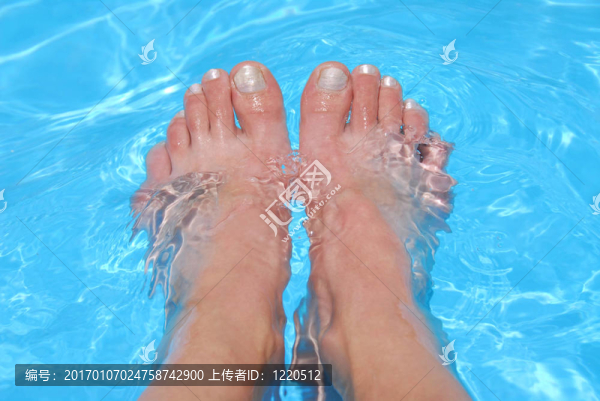 腳在水中