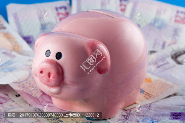 存錢罐和現(xiàn)金