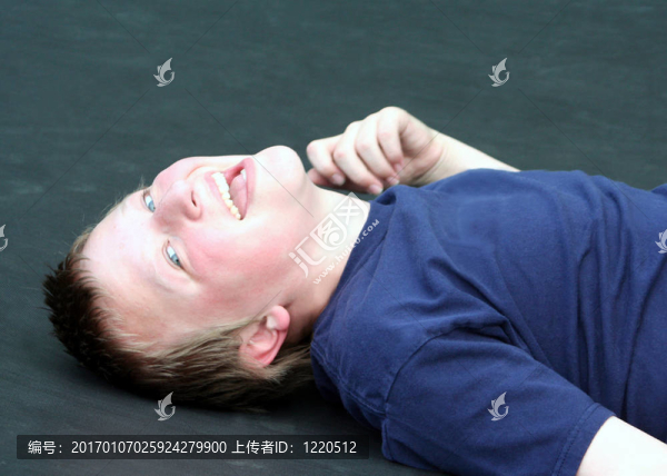 愚蠢的男孩