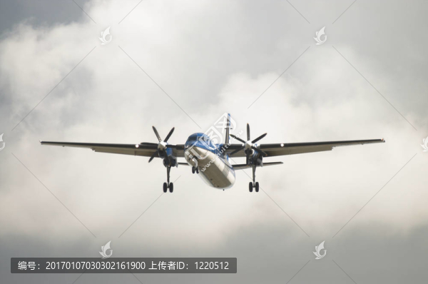 飛機(jī)和風(fēng)暴