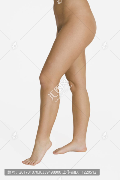 年輕白人女性的腿