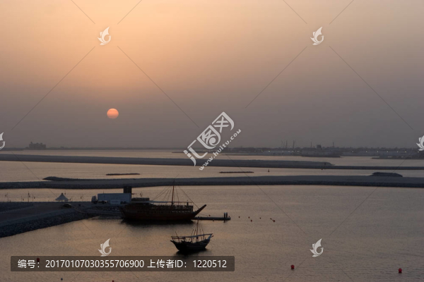 夕陽(yáng)下的小船
