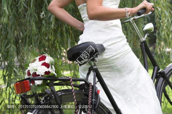 在自行車上的花束