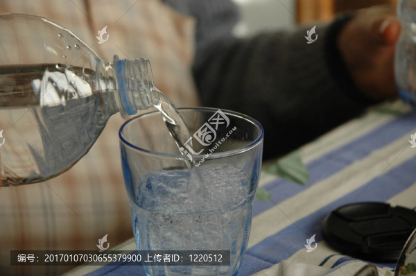 從瓶子里的水