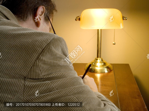 一個(gè)嚴(yán)肅的人工作到深夜
