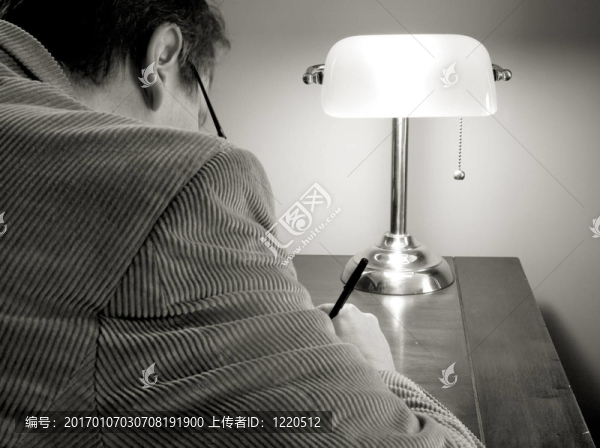 一個(gè)嚴(yán)肅的人工作到深夜
