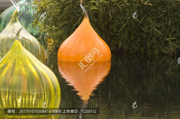 碎片在池塘